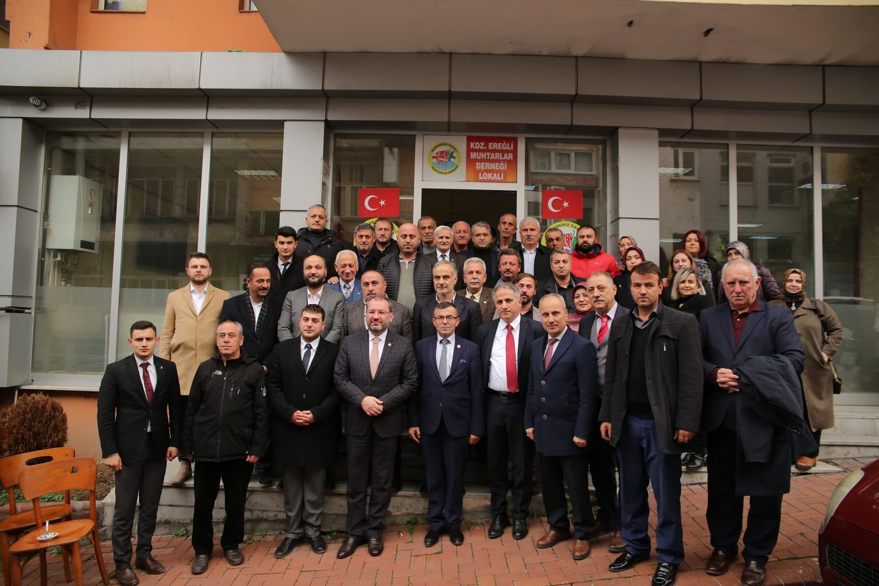 A large group photo outside the Kdz. Ereğli Headmen’s Association building