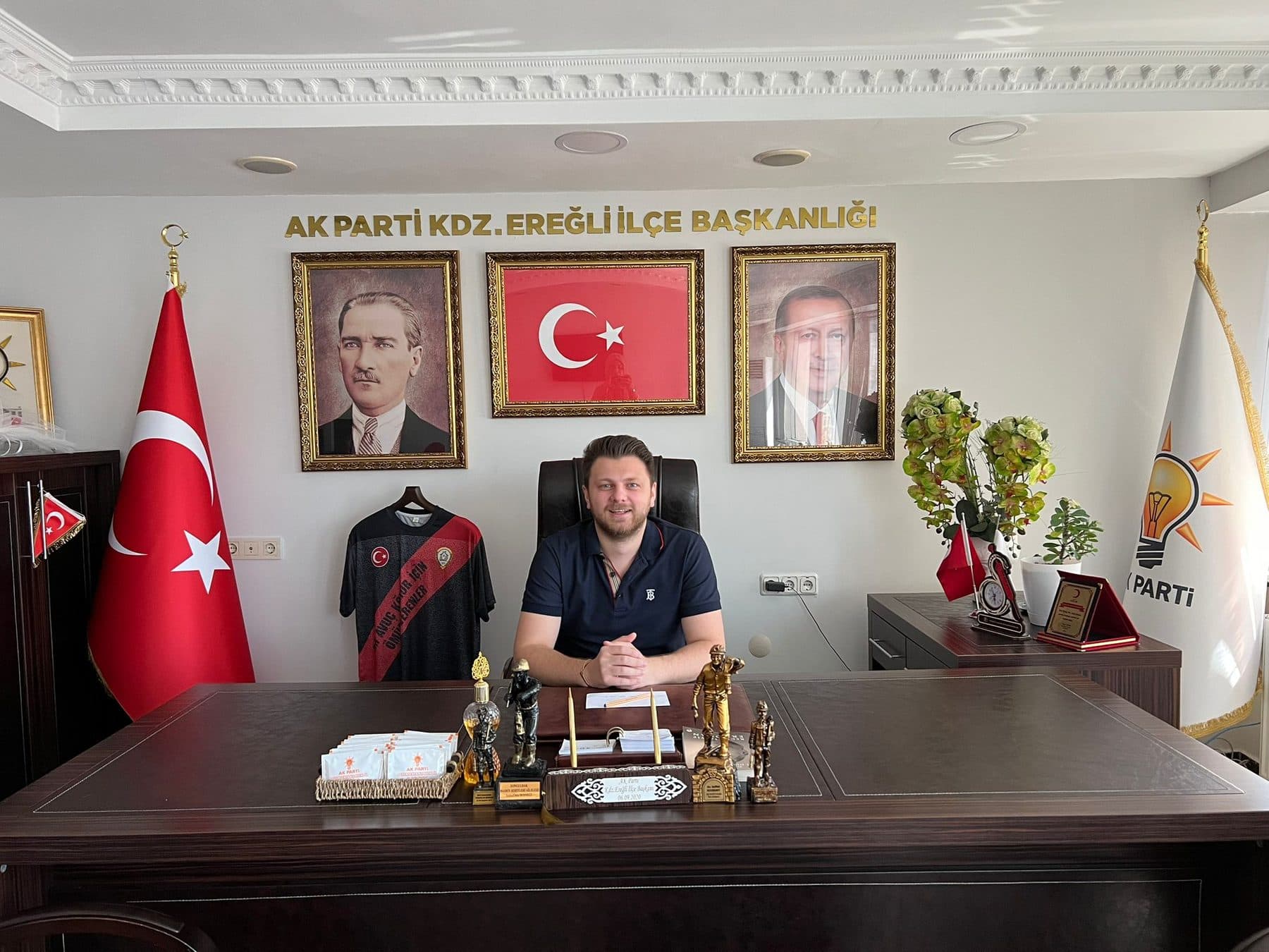 Ömer Yazıcıoğlu at his desk in the AK Party Kdz. Ereğli district office