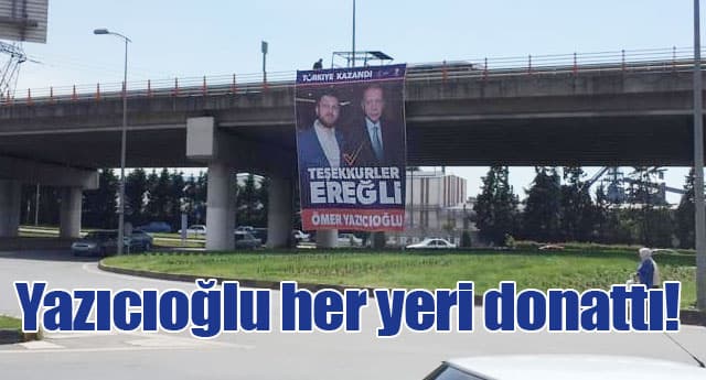 Large “Teşekkürler Ereğli” banner hung from a motorway bridge