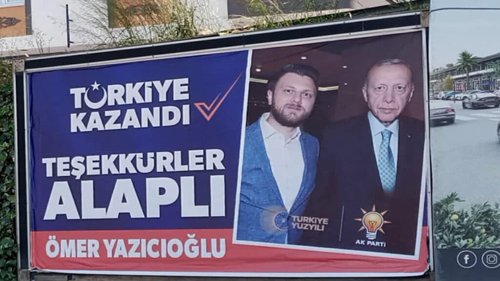 Billboard reading “Türkiye Kazandı — Teşekkürler Alaplı”