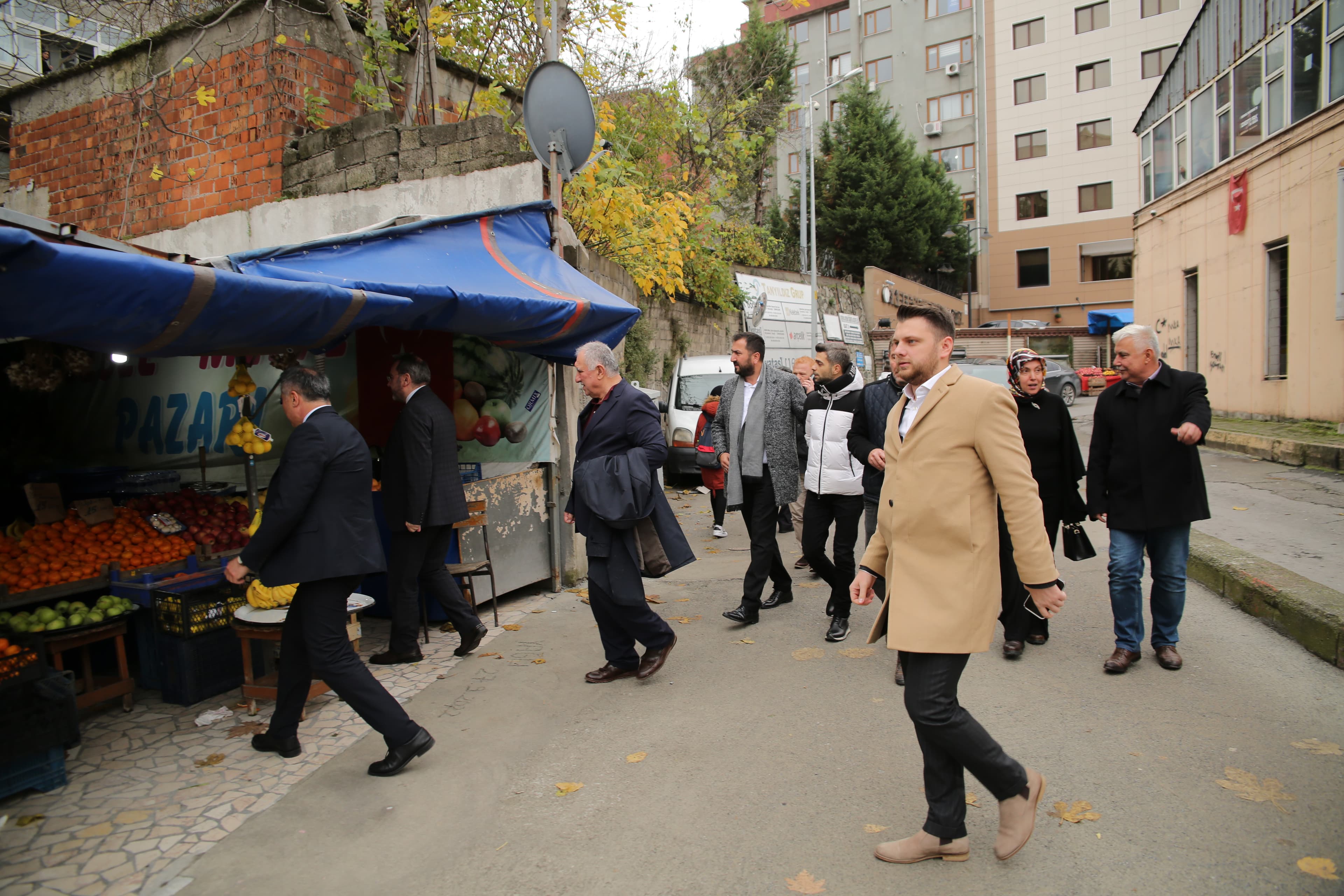 Ömer Yazıcıoğlu and his delegation visiting traders at the market